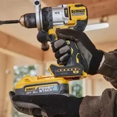 Budowa domu z elektronarzędziami DeWalt. Wiertarko-wkrętarka z wiertłem łopatkowym i akumulatorem Power Stack.