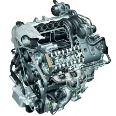 Silnik V8 turbo z widocznym układem dolotowym i pasami napędowymi. To serce potężnego samochodu, gotowe do pracy.