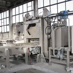 Naprawa łuparki hydraulicznej w warsztacie. Maszyna przemysłowa z elementami hydraulicznymi i taśmociągiem.
