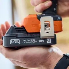 Dłoń trzyma akumulator 18V 2.5Ah do elektronarzędzi Black+Decker. To solidny sprzęt stolarski.