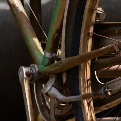 Stary rower z widocznymi śladami rdzy. Może czas na domowe sposoby na rdze, by przywrócić mu dawny blask?