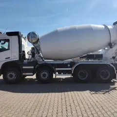 Biała gruszka do betonu, gotowa do transportu, zastanawiasz się, ile betonu w gruszce zmieści się na budowie?