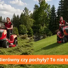 Dwóch mężczyzn na czerwonych traktorkach kosiarkach radzi sobie z nierównym terenem. Jeden kosi na płaskim, drugi na pochyłości.