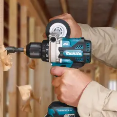 Budowa domu z wiertarką Makita. To znana firma produkująca narzędzia.