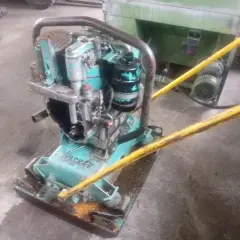 Zagęszczarka Wacker 200 kg gotowa do pracy, zapewniająca dużą głębokość zagęszczania.