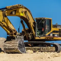 Żółta koparka przedsiębierna CAT 345BL na budowie, gotowa do pracy.