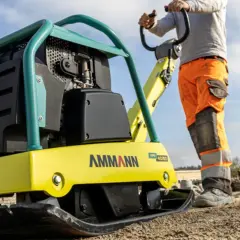 Zagęszczarka 100 kg Ammann, gotowa do pracy. Jej moc zapewnia dużą głębokość zagęszczania gruntu.