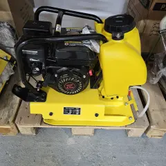 Żółta zagęszczarka płytowa z silnikiem 6.5 HP. Czy na zagęszczarkę potrzebne są uprawnienia? Zwykle nie, ale warto sprawdzić lokalne przepisy.