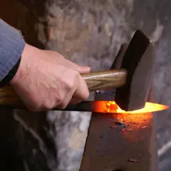 Kowal kształtuje rozgrzany metal, używając młotka. Różne rodzaje młotków służą do precyzyjnych prac.