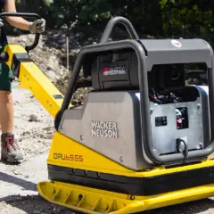 Zagęszczarka 500 kg Wacker Neuson DPU6555, gotowa do pracy. Jej głębokość zagęszczania zapewnia solidne fundamenty.