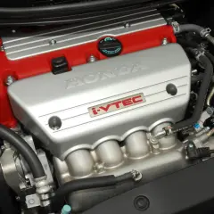 Silnik Honda z technologią i-VTEC. Czerwona pokrywa zaworów i srebrna osłona z napisem HONDA.