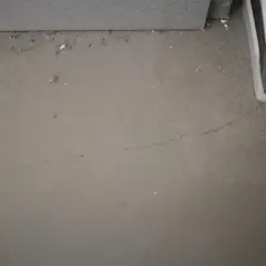 Świeżo wylany beton z widocznym pęknięciem.