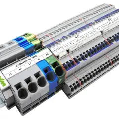 Różne rodzaje kostek elektrycznych WAGO do zasilania głównego i rozdzielania sygnałów.