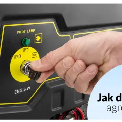 Dłoń przekręca kluczyk w agregacie prądotwórczym, pokazując, jak działa. Zielona lampka "Pilot Lamp" świeci.