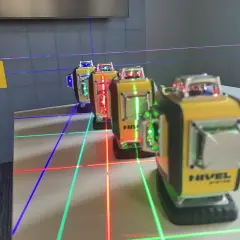 Niwelatory laserowe wyświetlają linie, pokazując, jak używać niwelatora do precyzyjnych pomiarów.