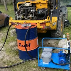 Pompa i beczka Gulf gotowe do akcji. Sprawdzamy, jak sprawdzić poziom oleju hydraulicznego w koparce.