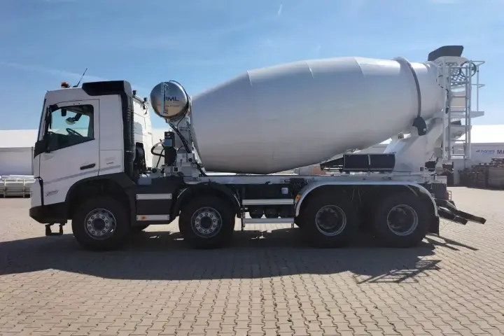 Biała gruszka do betonu, gotowa do transportu, zastanawiasz się, ile betonu w gruszce zmieści się na budowie?