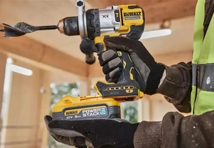 Budowa domu z elektronarzędziami DeWalt. Wiertarko-wkrętarka z wiertłem łopatkowym i akumulatorem Power Stack.