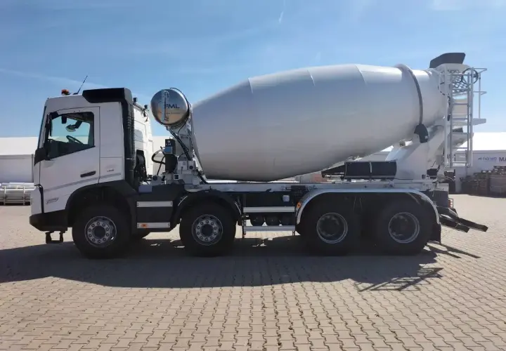 Biała gruszka do betonu, gotowa do transportu, zastanawiasz się, ile betonu w gruszce zmieści się na budowie?