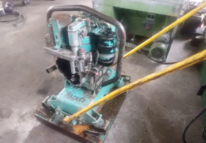 Zagęszczarka Wacker 200 kg gotowa do pracy, zapewniająca dużą głębokość zagęszczania.