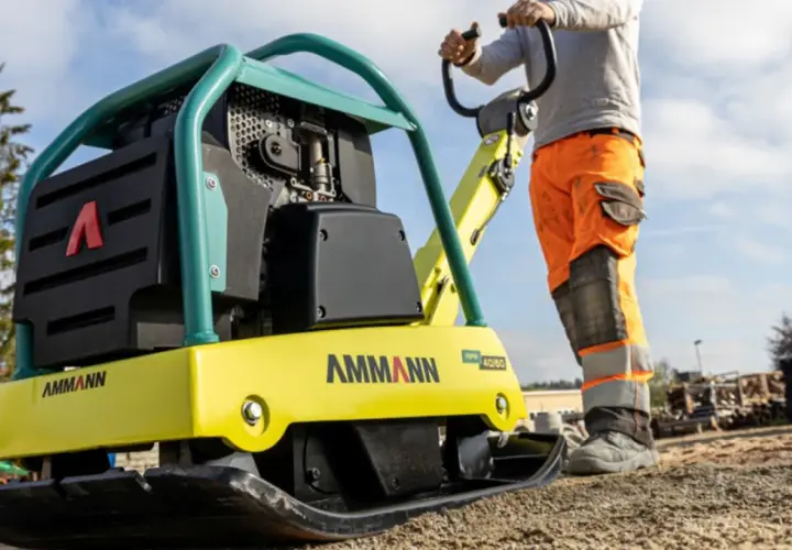 Zagęszczarka 100 kg Ammann, gotowa do pracy. Jej moc zapewnia dużą głębokość zagęszczania gruntu.