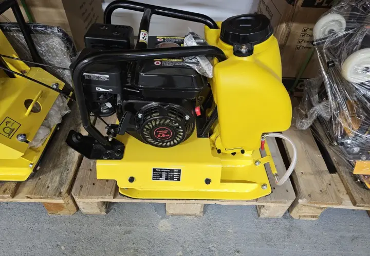 Żółta zagęszczarka płytowa z silnikiem 6.5 HP. Czy na zagęszczarkę potrzebne są uprawnienia? Zwykle nie, ale warto sprawdzić lokalne przepisy.