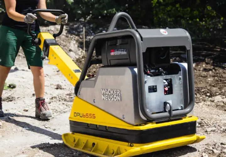 Zagęszczarka 500 kg Wacker Neuson DPU6555, gotowa do pracy. Jej głębokość zagęszczania zapewnia solidne fundamenty.