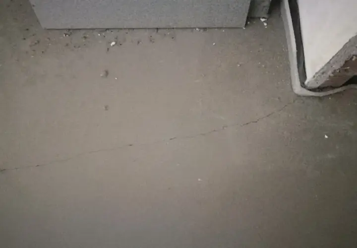 Świeżo wylany beton z widocznym pęknięciem.