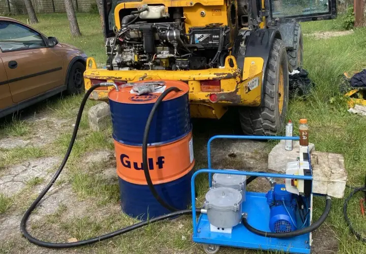 Pompa i beczka Gulf gotowe do akcji. Sprawdzamy, jak sprawdzić poziom oleju hydraulicznego w koparce.