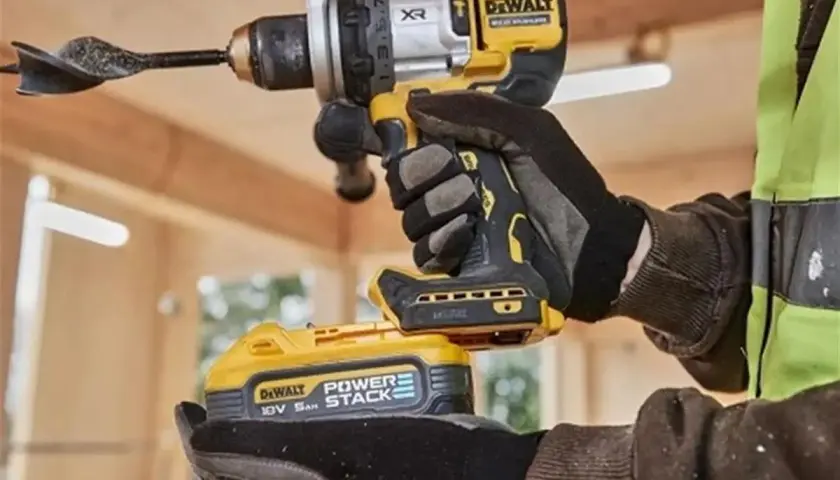Budowa domu z elektronarzędziami DeWalt. Wiertarko-wkrętarka z wiertłem łopatkowym i akumulatorem Power Stack.