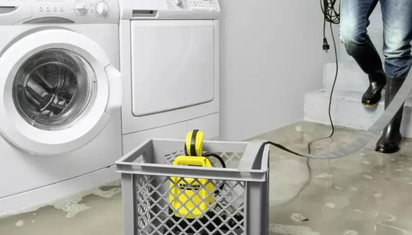 Wypompowanie wody bez pompy? Zobacz, jak to zrobić, gdy zalana jest pralnia. Żółta pompa w koszu czeka na akcję.