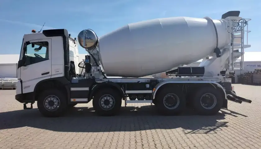 Biała gruszka do betonu, gotowa do transportu, zastanawiasz się, ile betonu w gruszce zmieści się na budowie?