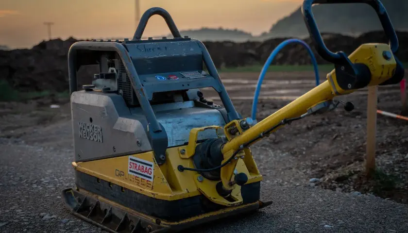 Żółta zagęszczarka Wacker Neuson na budowie. Zastanawiasz się, jakie paliwo do zagęszczarki? Ten model pracuje na benzynę.