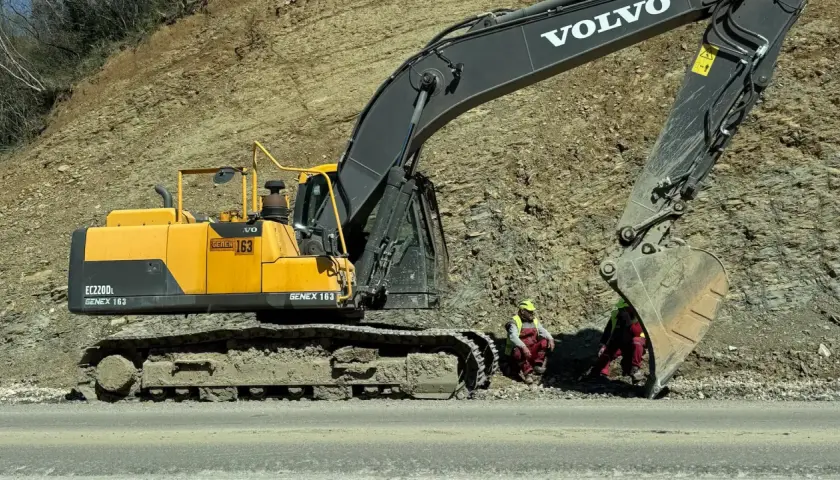 Żółta koparka Volvo EC220D z numerem GENEX 163 pracuje przy osuwisku. To jeden z wielu rodzajów koparek budowlanych.