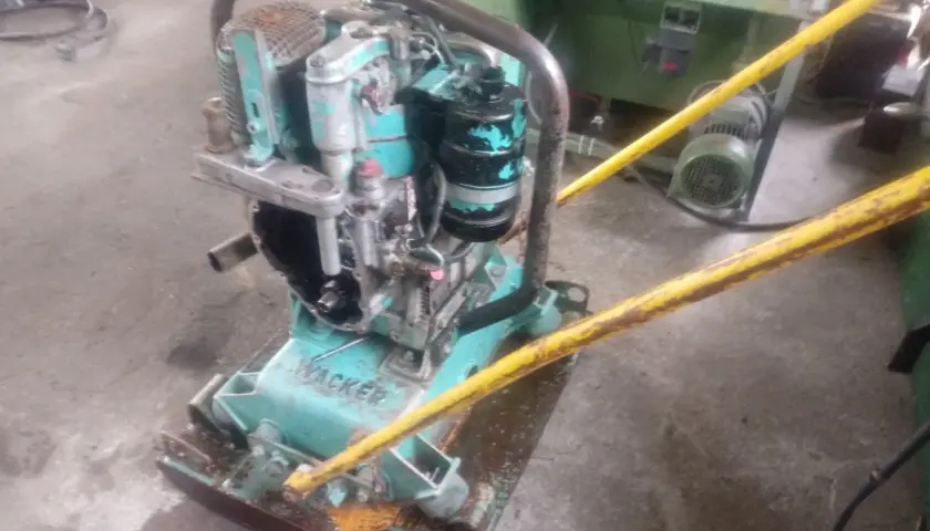 Zagęszczarka Wacker 200 kg gotowa do pracy, zapewniająca dużą głębokość zagęszczania.