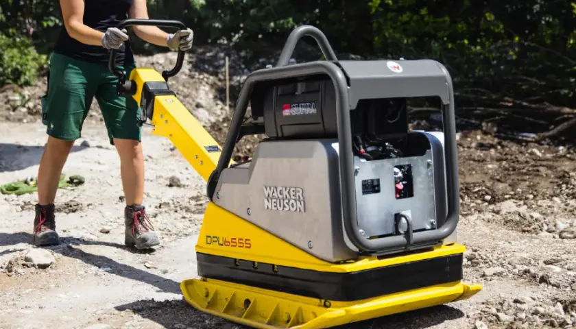 Zagęszczarka 500 kg Wacker Neuson DPU6555, gotowa do pracy. Jej głębokość zagęszczania zapewnia solidne fundamenty.