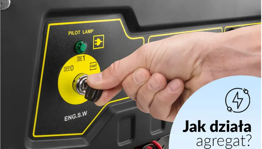 Dłoń przekręca kluczyk w agregacie prądotwórczym, pokazując, jak działa. Zielona lampka "Pilot Lamp" świeci.