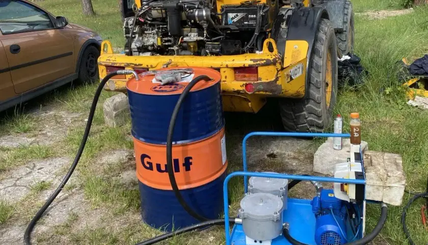 Pompa i beczka Gulf gotowe do akcji. Sprawdzamy, jak sprawdzić poziom oleju hydraulicznego w koparce.