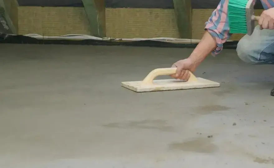 Kiedy zacierać beton? Test buta i pogoda - poradnik