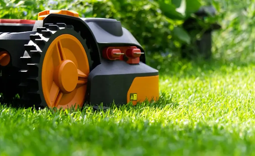 Robot koszący - jak to działa? Poznaj sekrety efektywnego trawnika