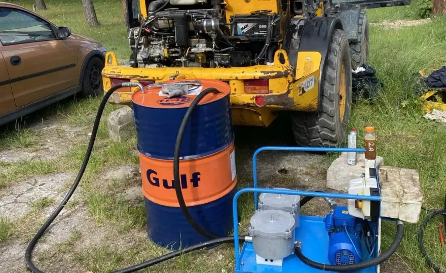 Jak poprawnie sprawdzić poziom oleju hydraulicznego w koparce?