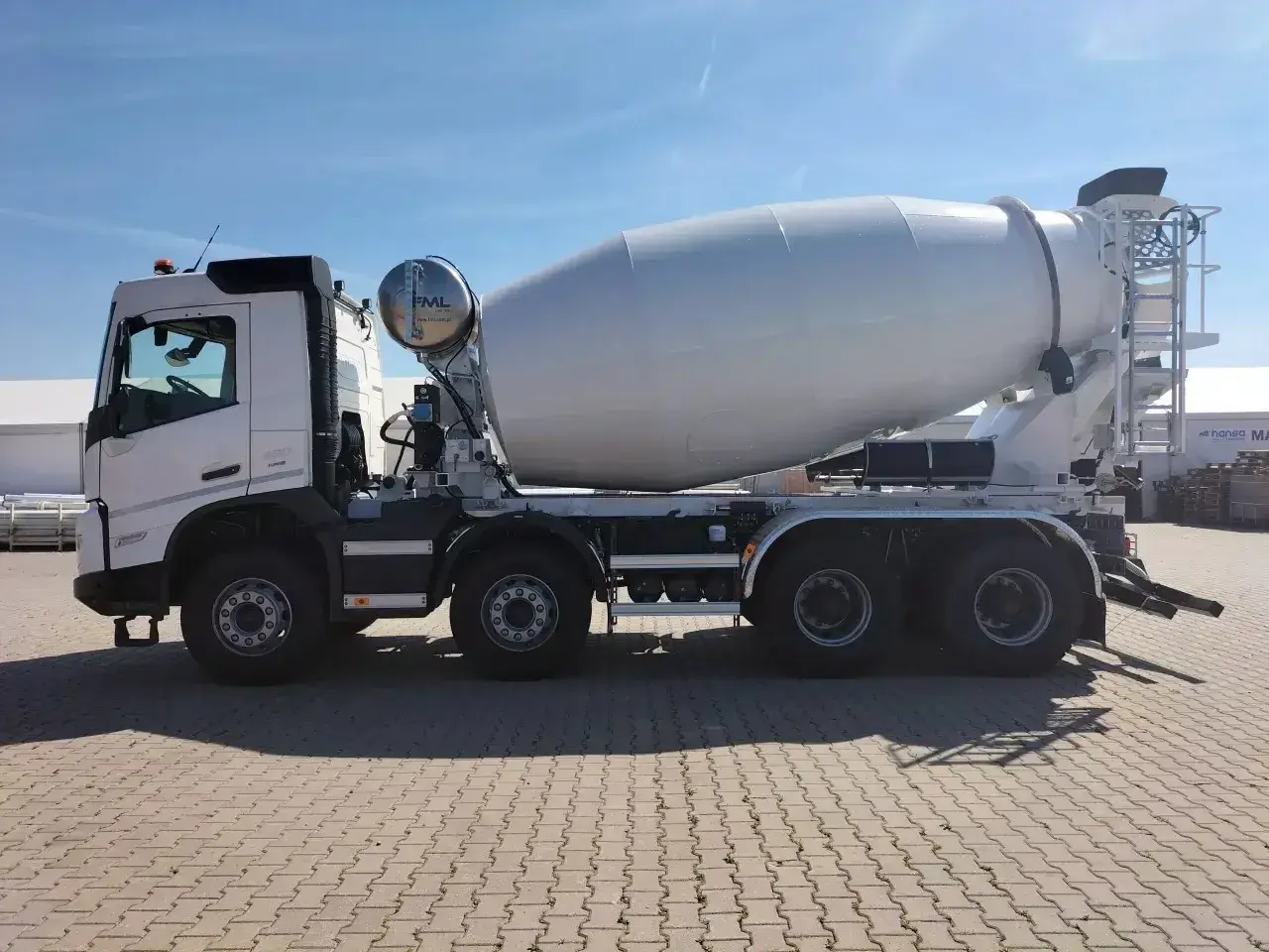 Biała gruszka do betonu, gotowa do transportu, zastanawiasz się, ile betonu w gruszce zmieści się na budowie?