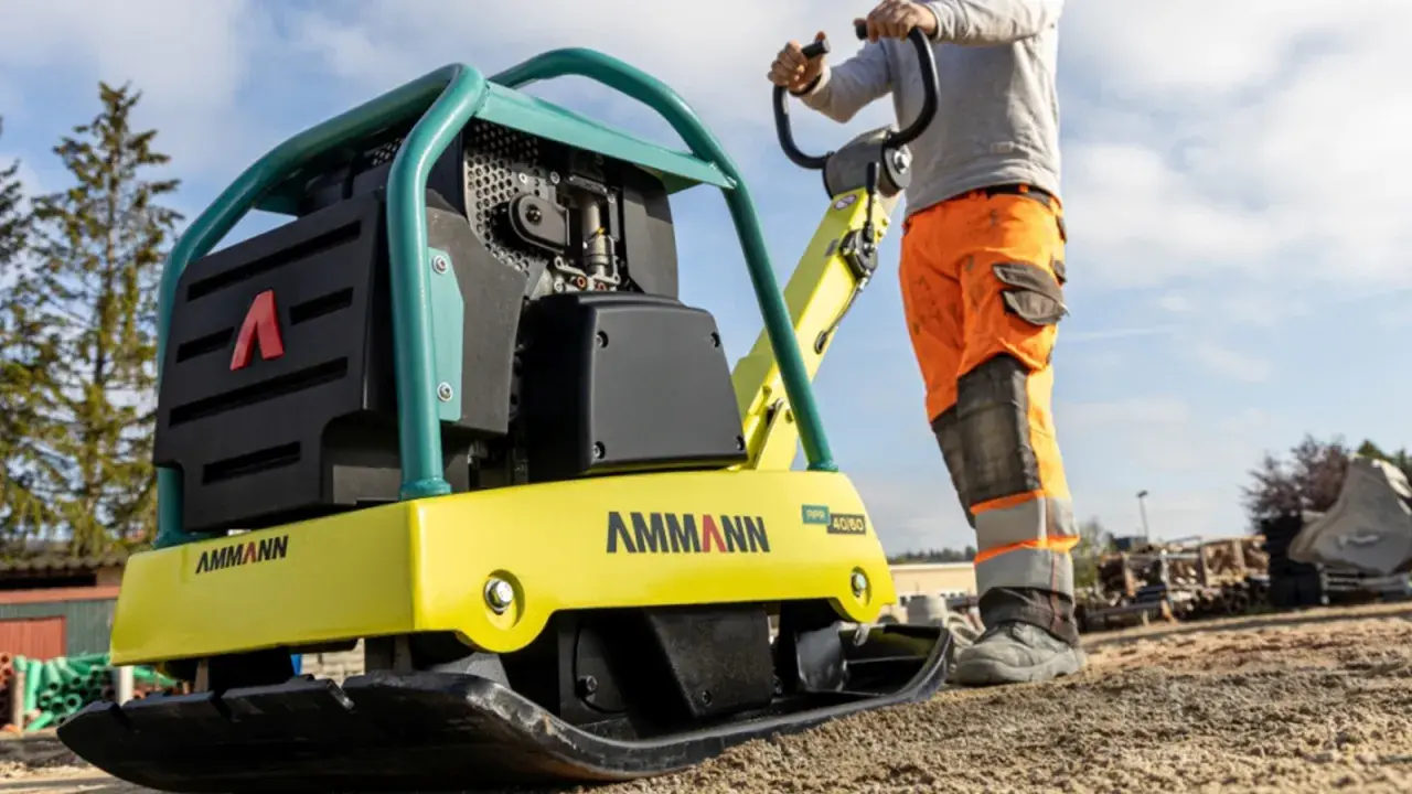Zagęszczarka 100 kg Ammann, gotowa do pracy. Jej moc zapewnia dużą głębokość zagęszczania gruntu.
