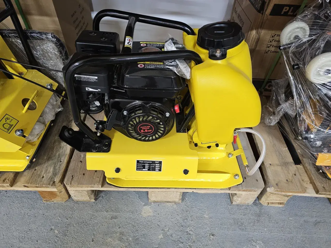 Żółta zagęszczarka płytowa z silnikiem 6.5 HP. Czy na zagęszczarkę potrzebne są uprawnienia? Zwykle nie, ale warto sprawdzić lokalne przepisy.