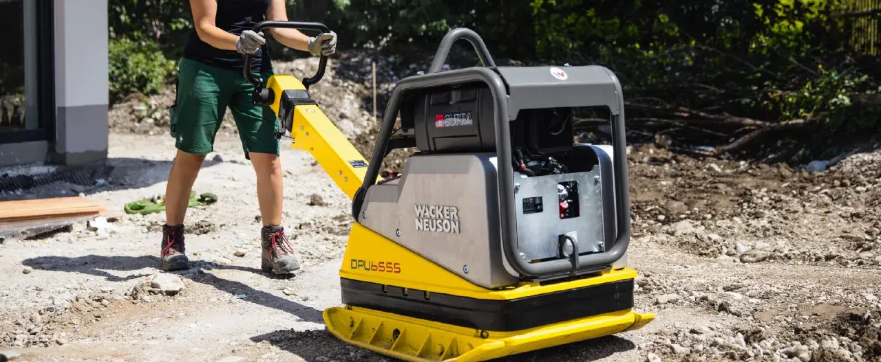 Zagęszczarka 500 kg Wacker Neuson DPU6555, gotowa do pracy. Jej głębokość zagęszczania zapewnia solidne fundamenty.