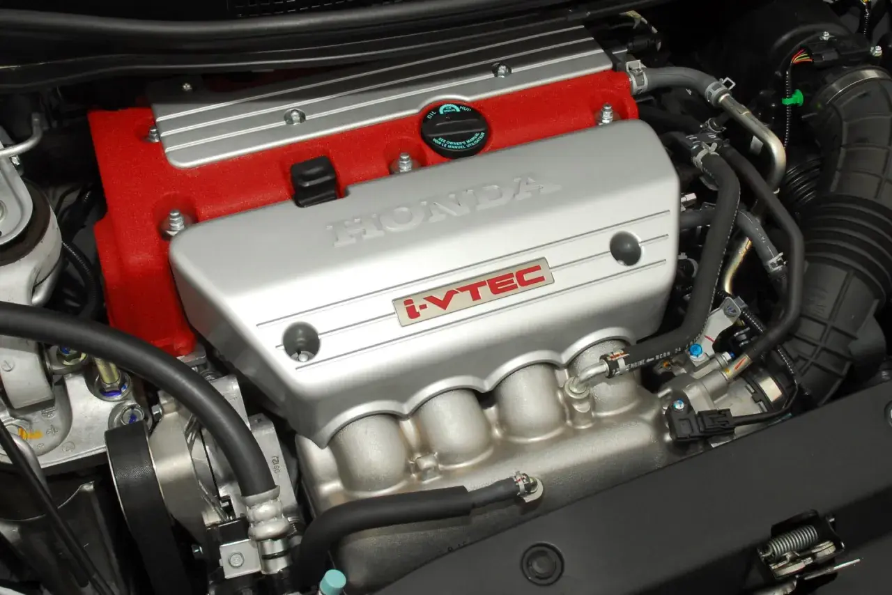 Silnik Honda z technologią i-VTEC. Czerwona pokrywa zaworów i srebrna osłona z napisem HONDA.