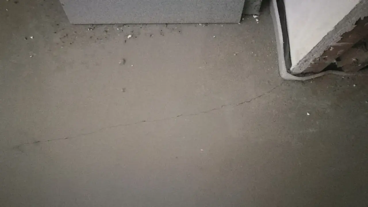 Świeżo wylany beton z widocznym pęknięciem.