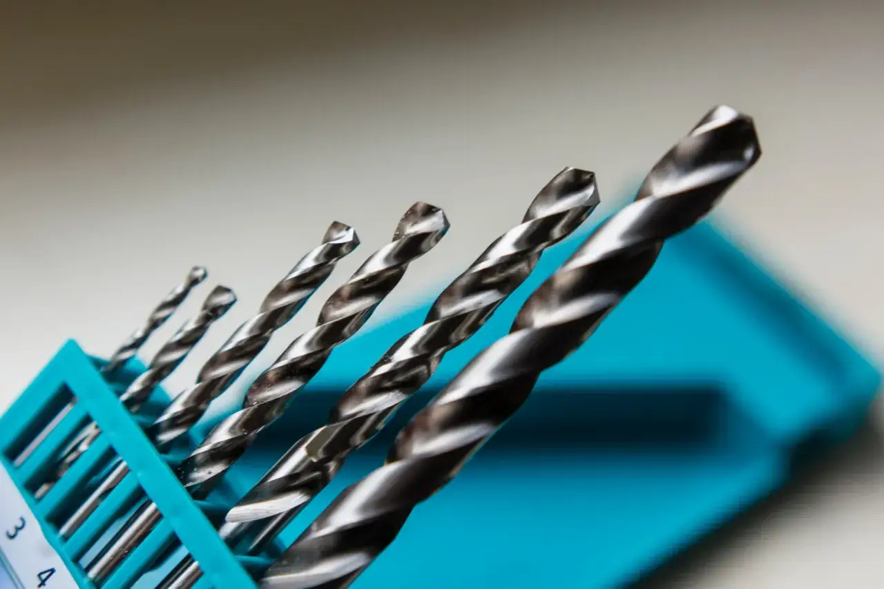 Zestaw wierteł HSS, czyli High-Speed Steel, gotowych do pracy.