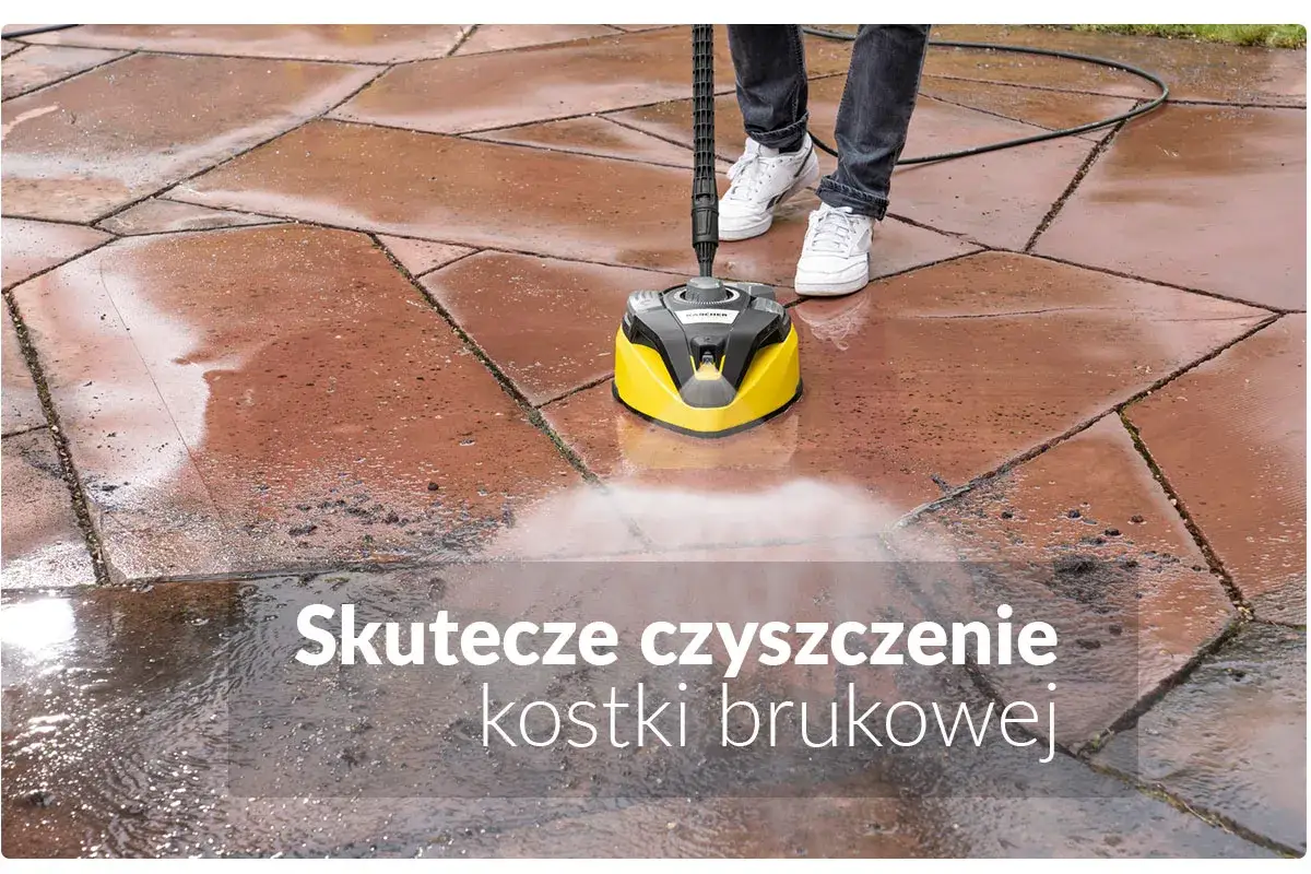 Czyszczenie kostki brukowej z igliwia i brudu za pomocą myjki ciśnieniowej.
