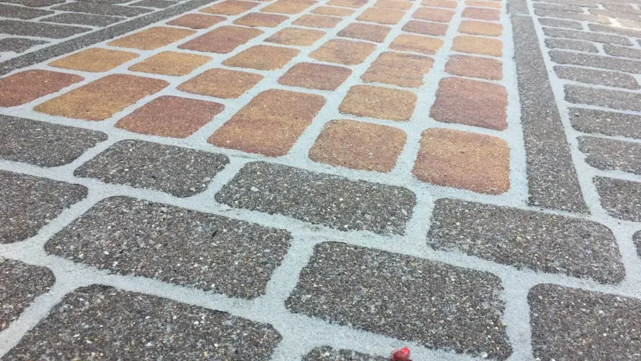 Nowe, czyszczenie kostki brukowej zakończone. Widać świeży piasek w fugach, który nada jej nowy wygląd.